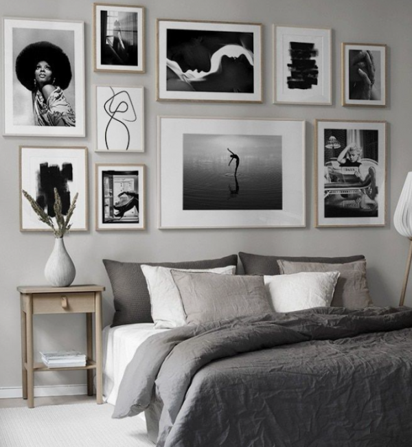 Dinding dengan poster atau cetakan seni yang eksentrik